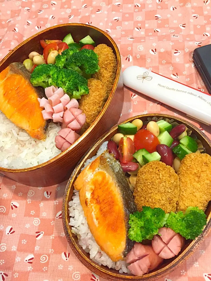 Snapdishの料理写真:ふたり弁当

雑穀ごはん
サラダ(豆 きゅうり ミニトマト 
                               ブロッコリー)
ささみフライ
ハム
ソーセージ
塩鮭|ひななぎさん