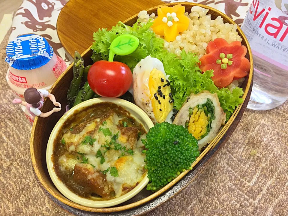 玄米ご飯&シーフードカレー🍛グラタン&レンチンペッパー玉子&豆苗と黄人参の豚肉巻き&インゲンの胡麻和え&ブロッコリー&プチトマト&わさび菜のダーリンお弁当♪

#弁当 #フチ子 #カレーはリメイクに限る|桃実さん