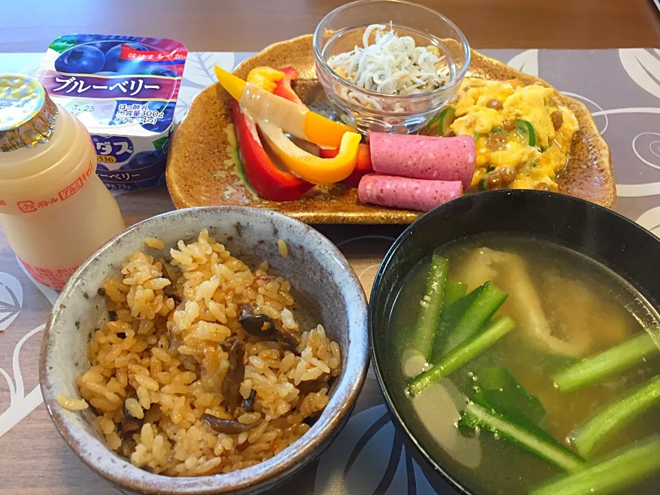 Snapdishの料理写真:朝ごはん
納豆オムレツ、パプリカバーニャソース、ハム、ひたし豆雑魚、かぼちゃと小松菜と揚げの味噌汁、しめじ舞茸しいたけ炊き込みご飯、ブルーベリーヨーグルト、クロレラ|かよちゃんさん