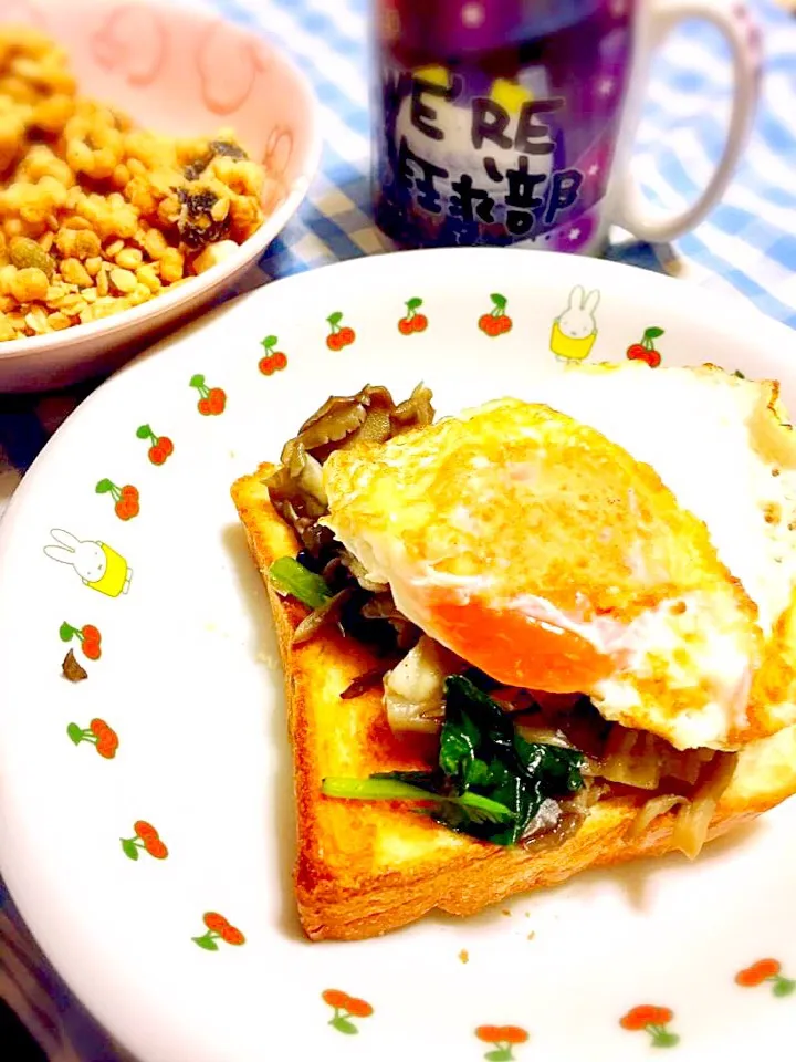 🍀舞茸・ほうれん草・ベーコンのオープンサンド🍞目玉焼きのせ
🍀大豆のグラノーラ|まりんさん