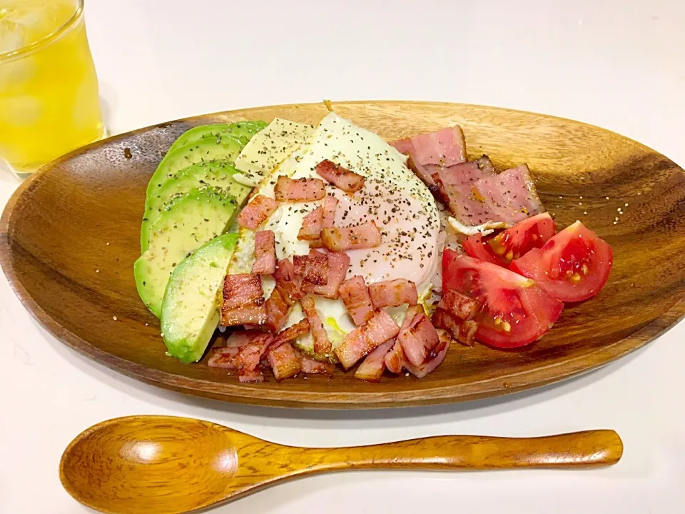 朝兼昼ご飯
アボカドベーコン丼🥑🥓🍳|ともさん