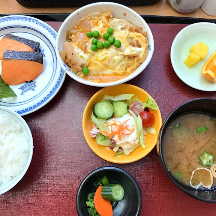 銀鮭塩焼き/豚ロースカツ豆腐玉子とじ/サラダ/味噌汁|山内博之さん