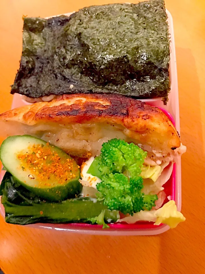 Snapdishの料理写真:パパお弁当🍱😋  焼き餃子  ブロッコリーとレタスのツナサラダ  きゅうりの糠漬け  小松菜の漬物  焼き海苔|ch＊K*∀o(^^*)♪さん