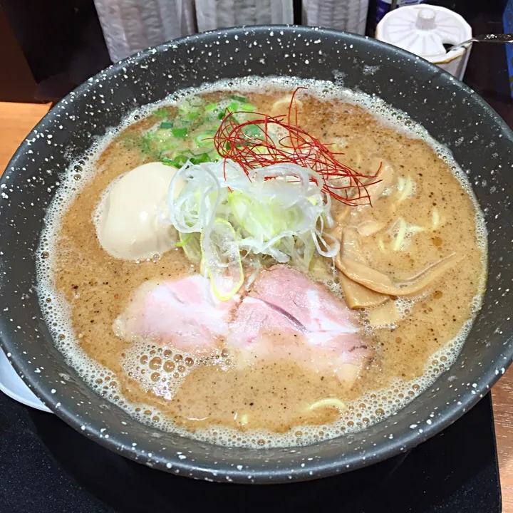 Snapdishの料理写真:中華そば 風 の鶏白湯味玉ラーメン（黒）|XMP8さん