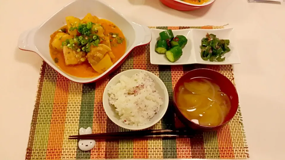 今日の夕食　豚バラとじゃがいものキムチ煮、ピーマンの炒め物、きゅうりの甘酢漬け、ゆかりご飯、玉ねぎの味噌汁|pinknari🐰🌈さん