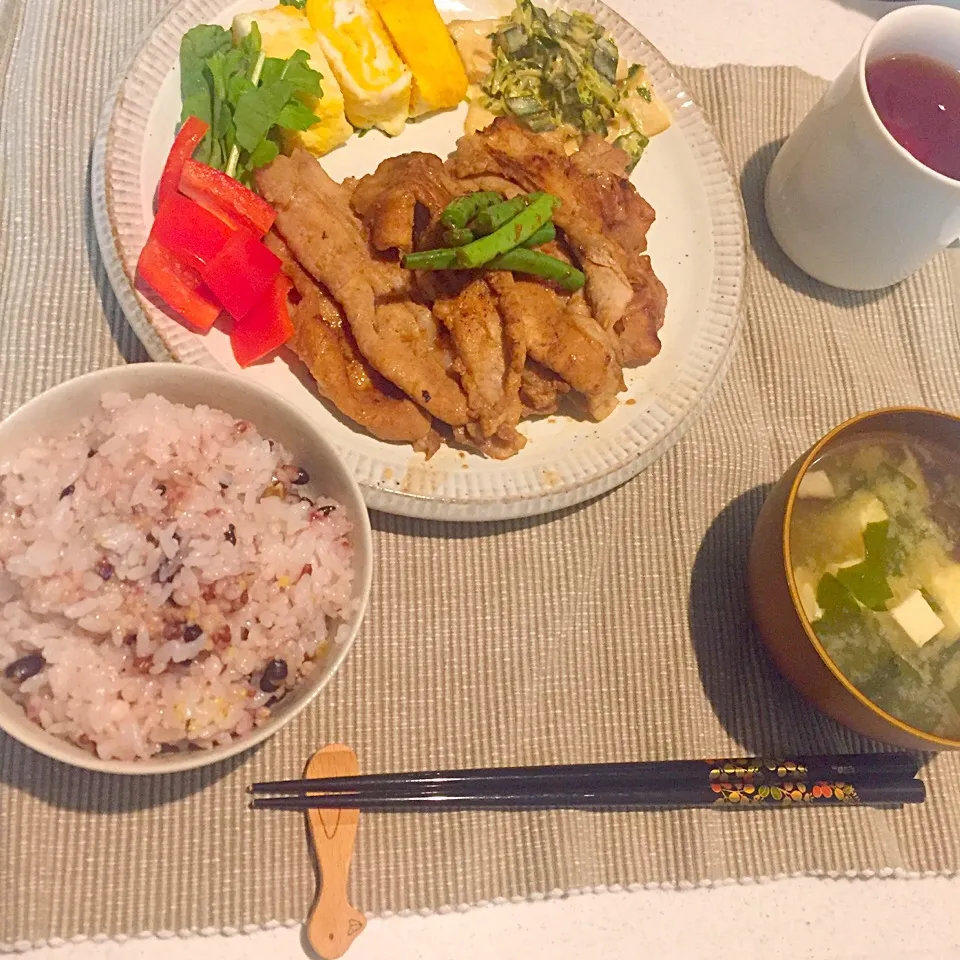 Snapdishの料理写真:#豚肉の生姜焼き#豆腐わかめ味噌汁|zoemocさん