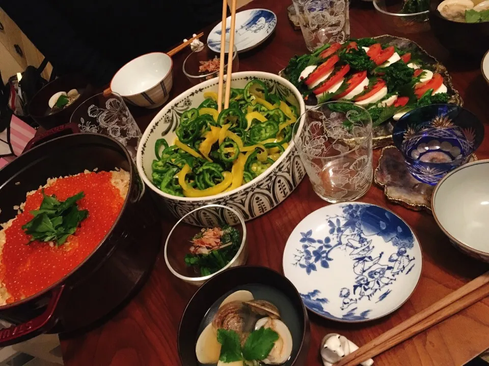 いくらと鮭の炊き込みご飯
ピーマンとパプリカのサラダ
紫蘇カプレーゼ
春菊の梅酢浸し
蛤のお吸い物|MaLoNyさん