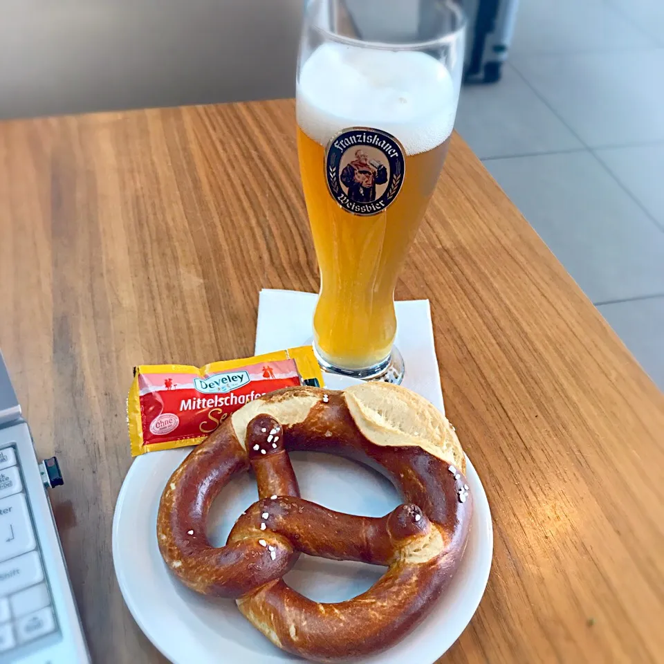 Snapdishの料理写真:beer & pretzel|Junya Tanakaさん