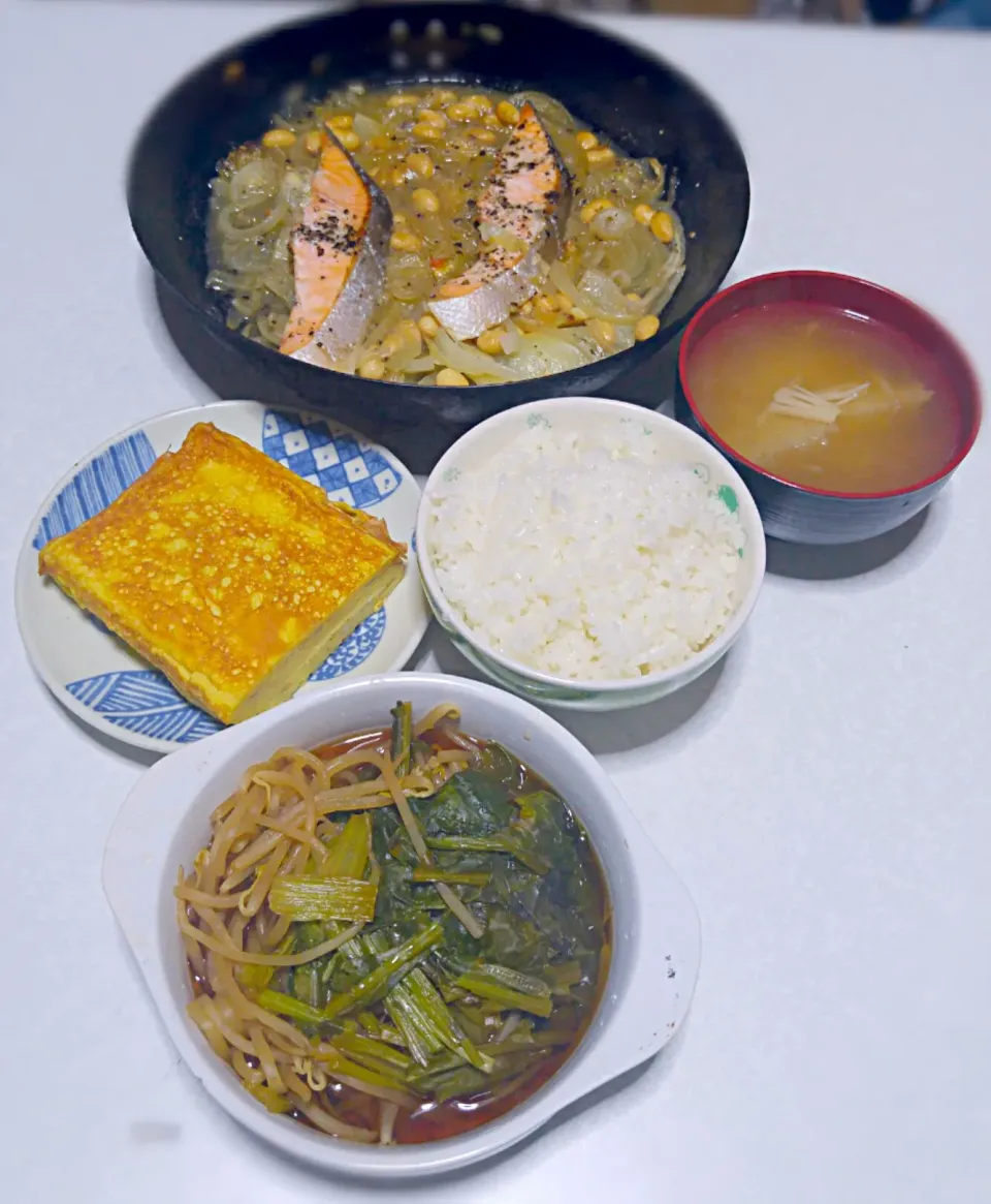 鮭蒸し
蕪の葉とモヤシの煮浸し
山雄の卵焼き
榎の味噌汁|時雨さん