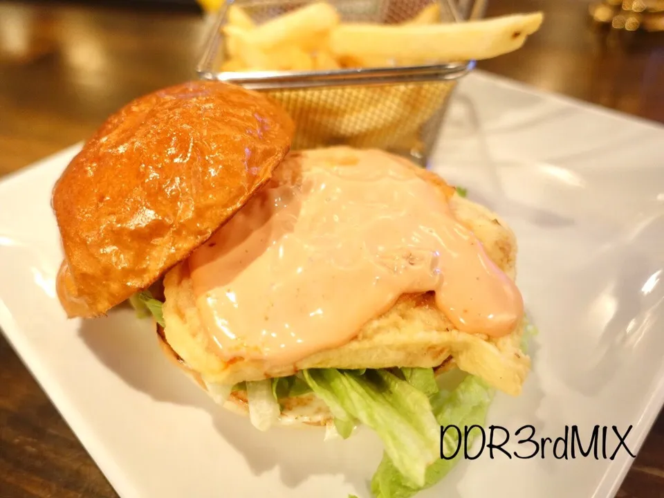 Snapdishの料理写真:シェイクツリー この日のおまかせバーガーはエビバーガー|ddr3rdmixさん