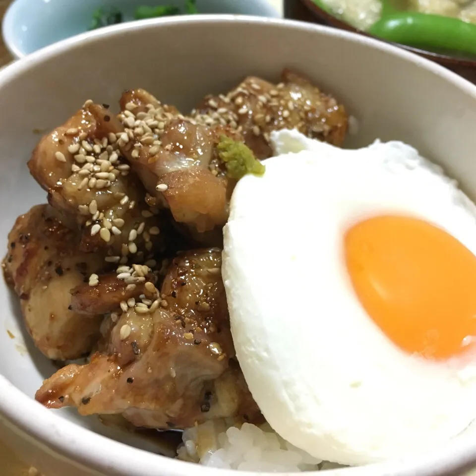 鳥もも肉の照り焼き丼。ポーチドエッグをのせて。#どんぶり|かなた3120さん