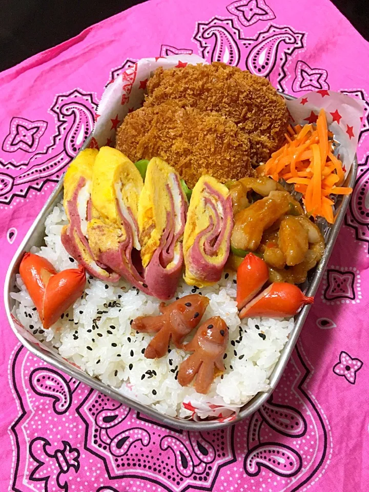 Snapdishの料理写真:コロッケ弁当

やっとこさ土曜日だよ！
※コロッケ
※マーブル玉子焼き
※ホルモン焼き
※人参ナムル
※ソーセー人
※❤️ウィンナー


さ、今日は会議をエスケープだ(笑)





日野八王ながぬ|にゃおさん