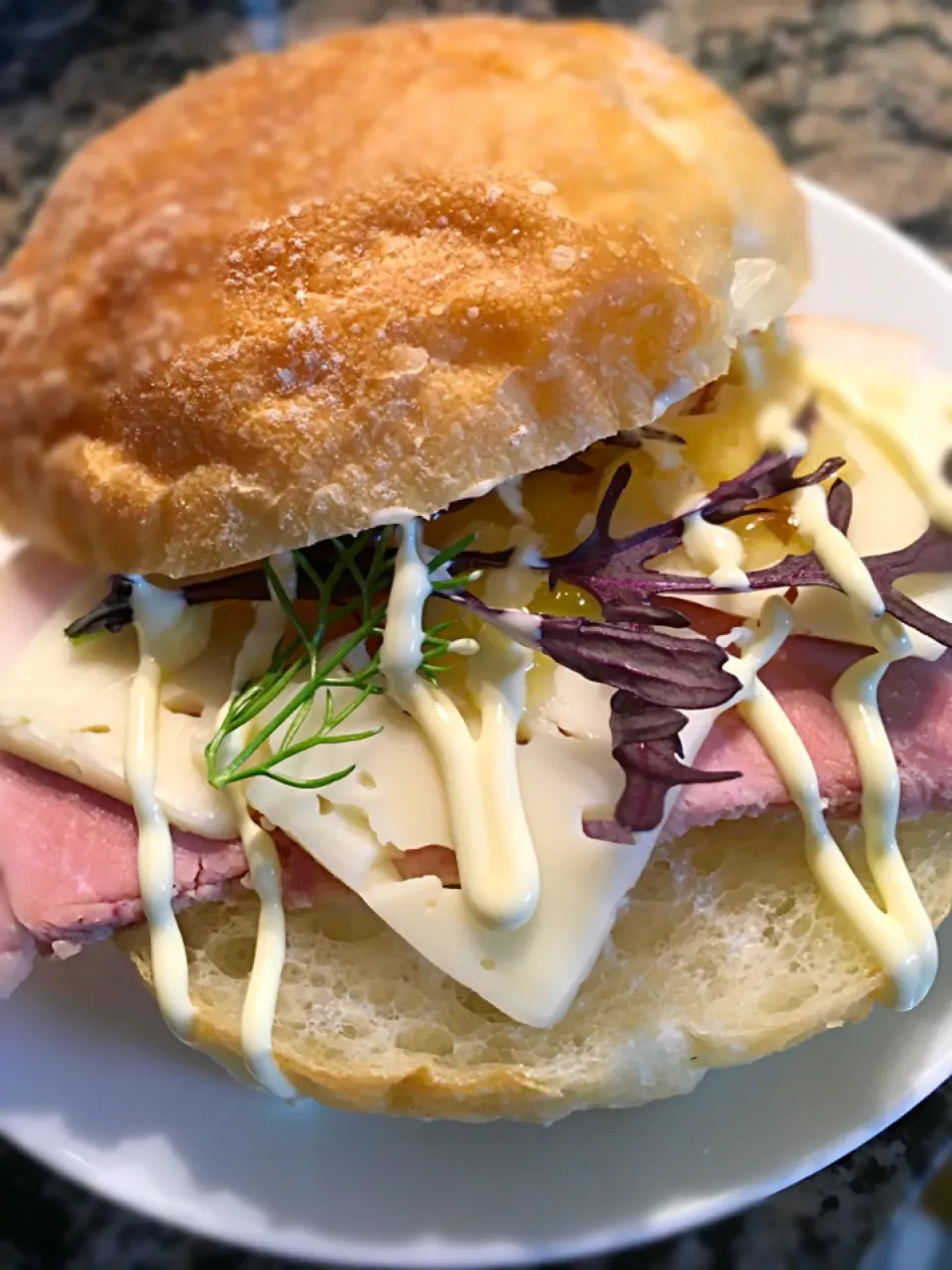 シンプルなバンズに醗酵バター、骨付きハム、グラン・モンテオ、三宝柑ジャム、辛子菜、フェンネル、マヨ。|mattさん