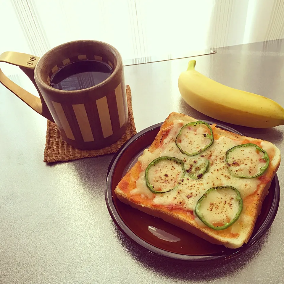 モーニングコーヒーセットで
おうちカフェ♪

#コーヒー大好き #ピザトースト #バナナ|うっちーさん