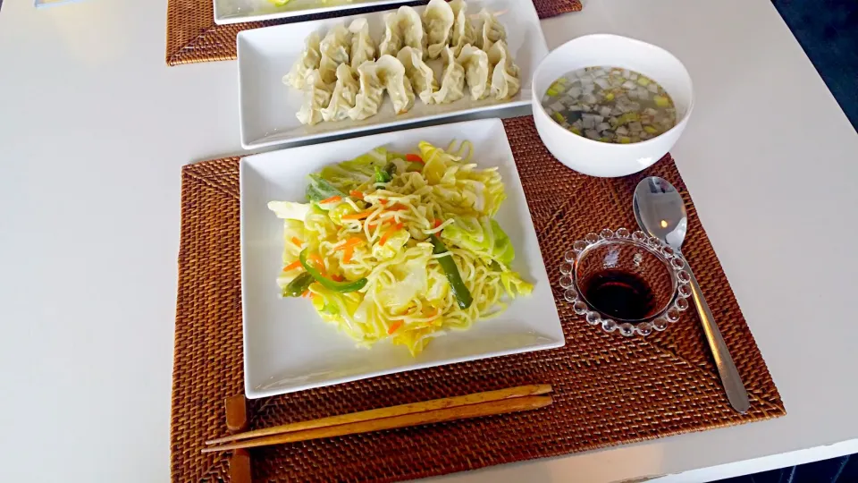 今日の昼食　塩焼きそば、餃子、わかめスープ|pinknari🐰🌈さん