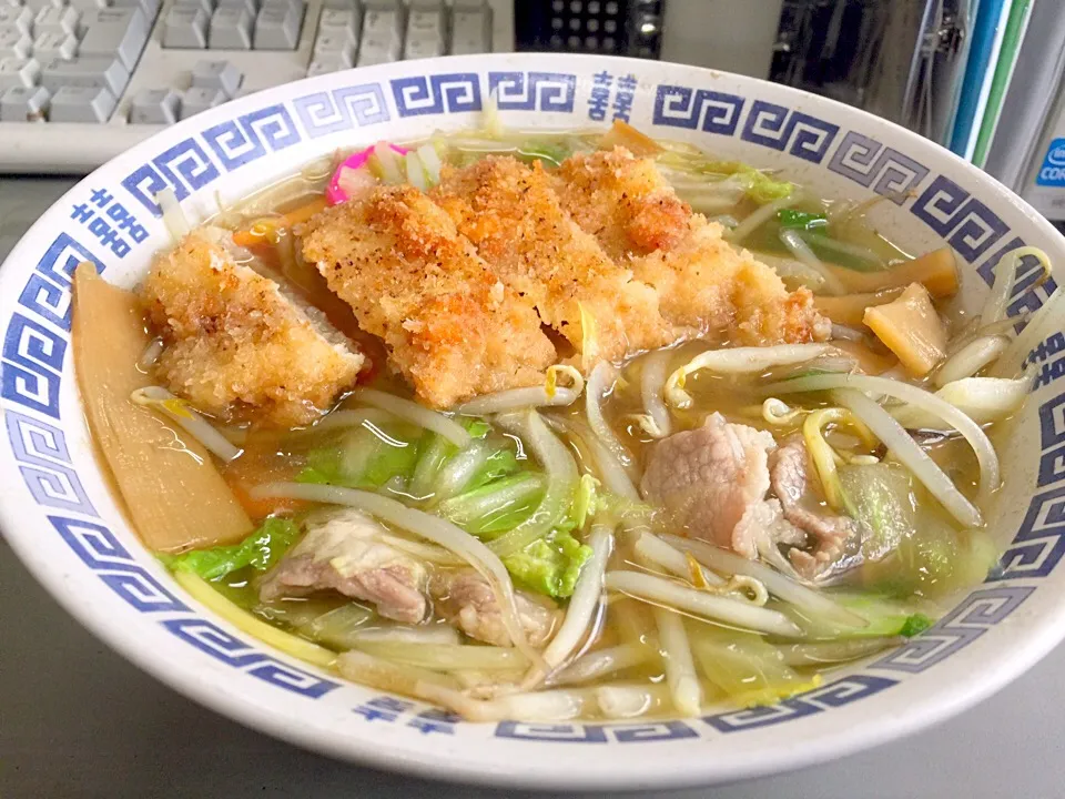 野菜ラーメン🍜かつ乗せ
萩食堂出前¥1100|BOOさん