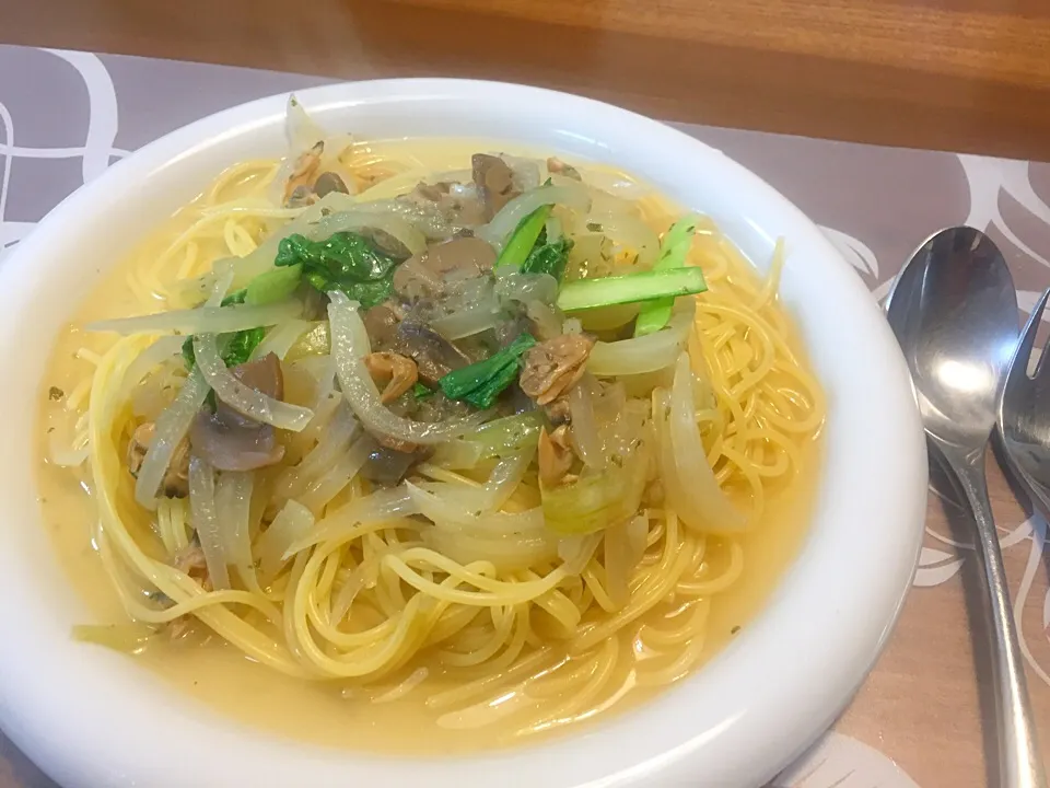 🌺土曜日の晩御飯
簡単にスープ仕立てのあさりとマッシュルームと玉ねぎと小松菜のパスタ|かよちゃんさん