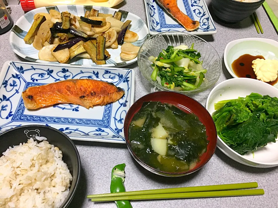 もち麦飯、魚、ワカメじゃが味噌汁、茄子カブソテー、ちぢみホウレンソウ、カブ白菜カブの葉浅漬け|ms903さん