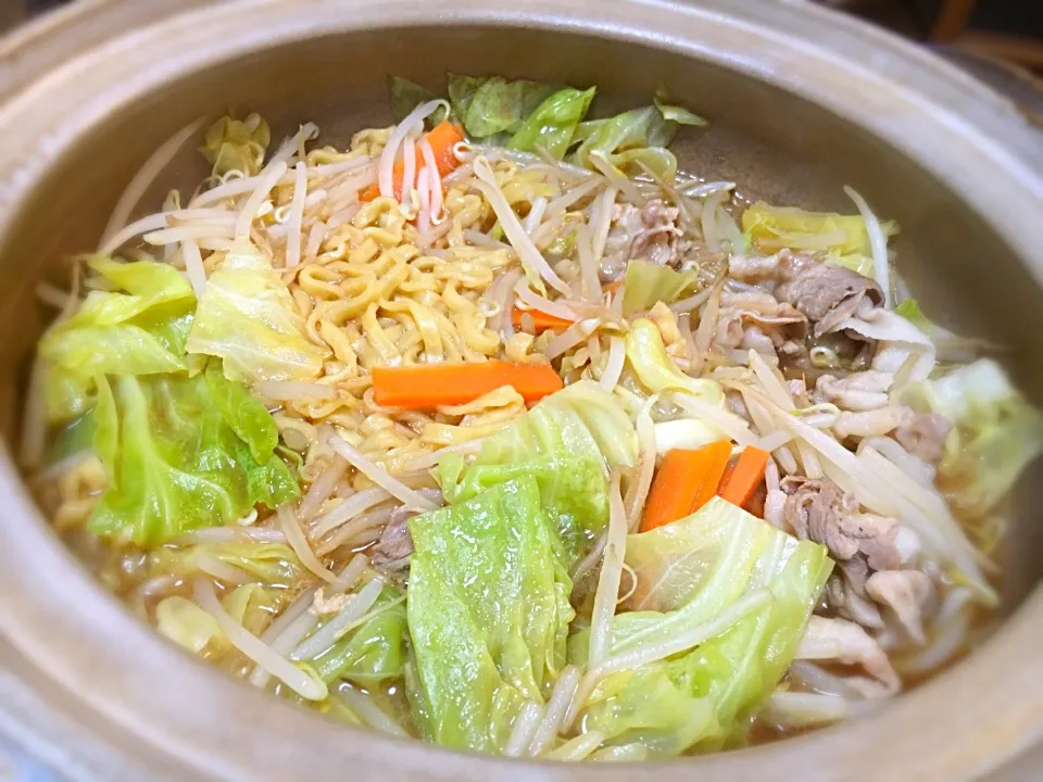 Snapdishの料理写真:サッポロ一番みそラーメンが鍋になりました🍜🥘|ゆうじ.さん