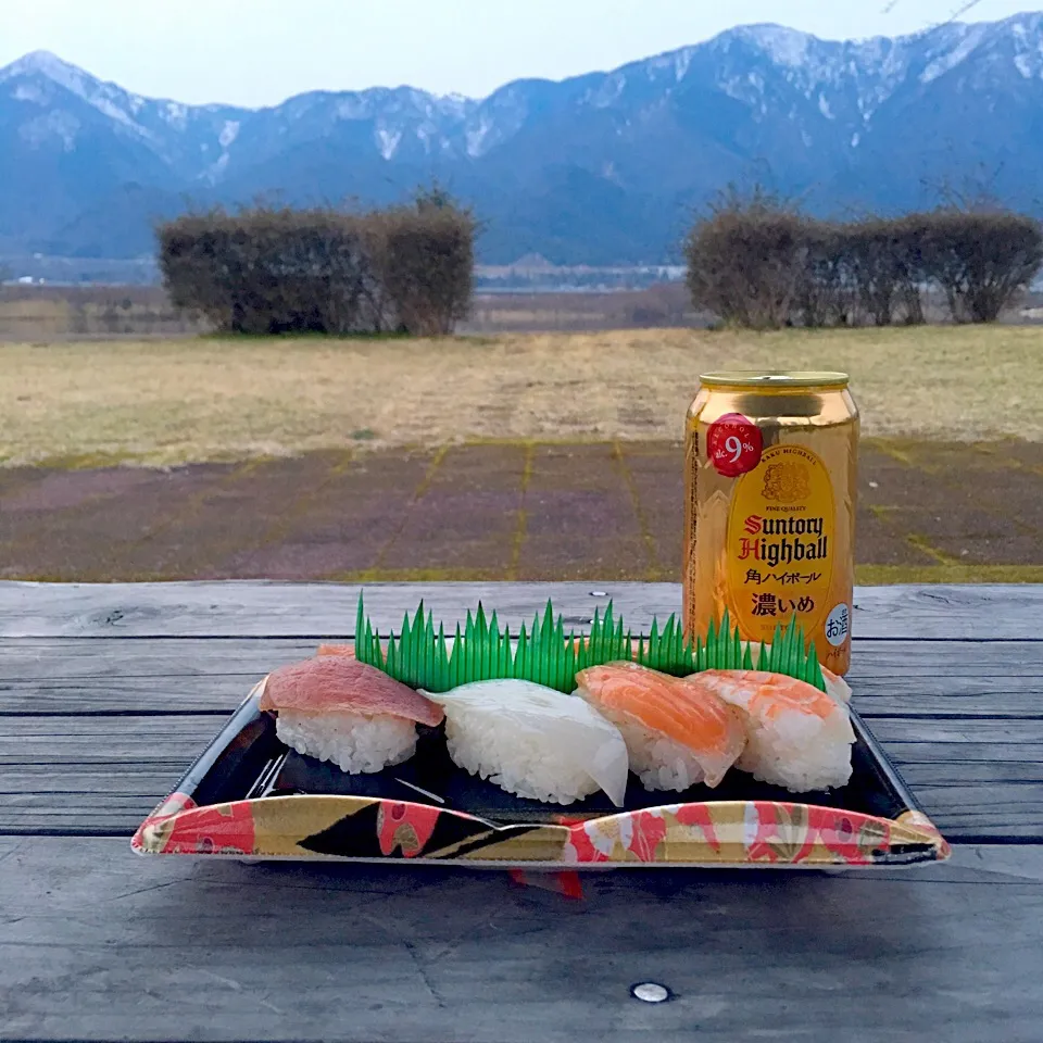 夕方ピクニック♬ (▰˘◡˘▰)☝︎
#夕方ピクニック #picnic #寿司 #握り寿司 #ハイボール #濃いめのハイボール|Yoshinobu Nakagawaさん