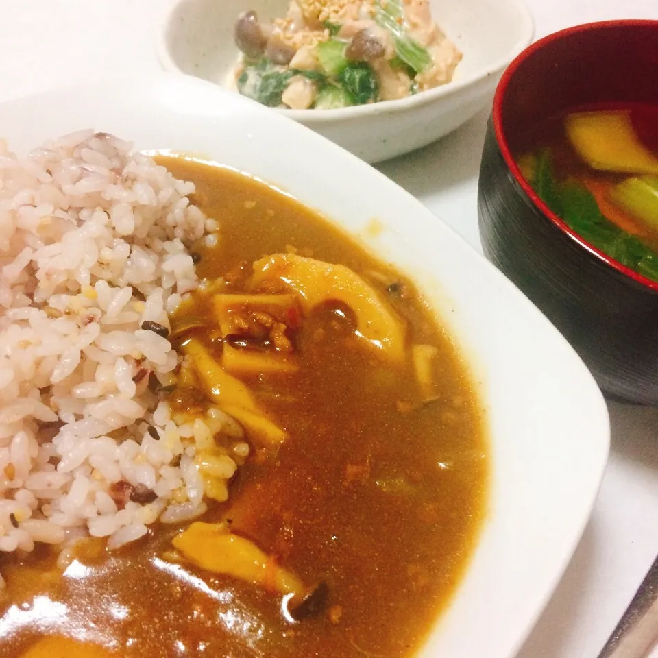 和風カレーの日
#レンコンカレー
#小松菜としめじのおひたしサラダ
#絹揚げのお味噌汁|みにゃんさん