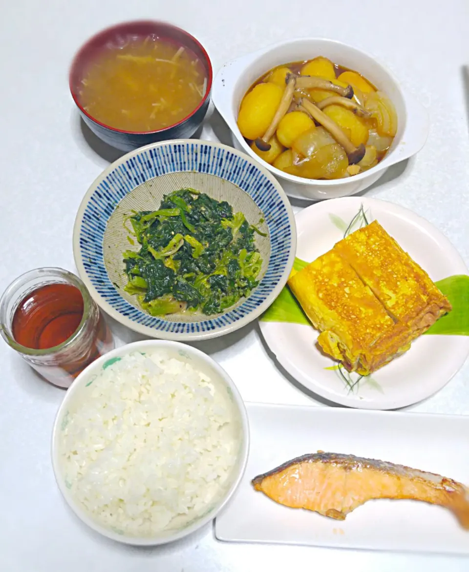 鮭塩焼き
じゃがいもの煮物
ほうれん草のレモンあえ
山雄の卵焼き
味噌汁|時雨さん