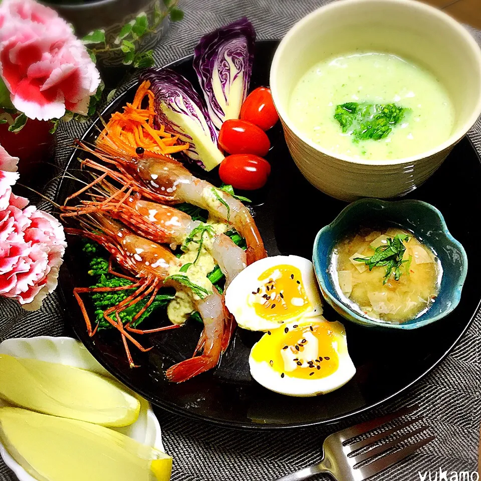 菜の花ポタージュ作りました
じゃがいも、玉ねぎ、菜の花、豆乳で作りました。味付けは、味噌です。
優しい春の味✨
菜の花お浸しとボタン海老🦐には
柚子胡椒マヨネーズをかけて
頂きます。|ゆかモンさん