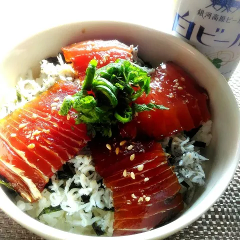 「白ビール缶」を使ってみたSnapdishの料理・レシピ写真:づけ鮪とシラスの漁師丼🐟