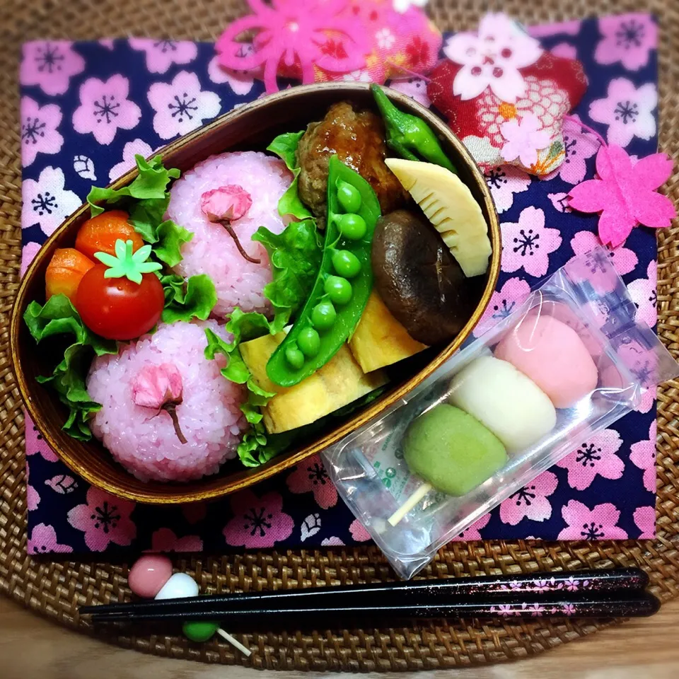 そして昨日の桜おにぎりとサプライズ・ミニバーグ弁当🌸|@mayuさん