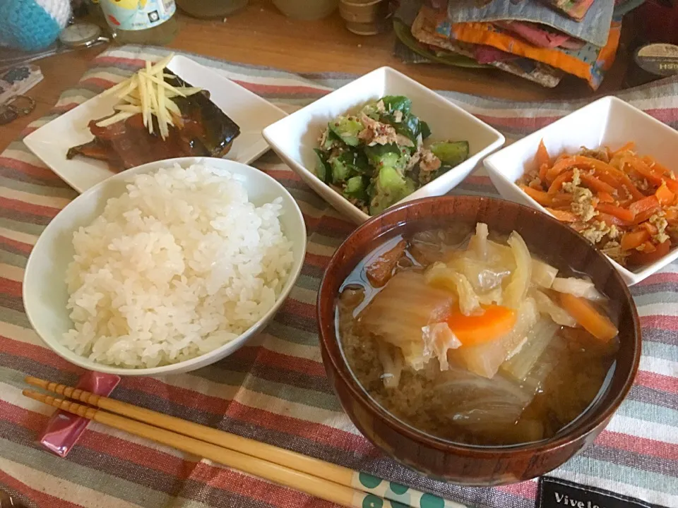 朝ごはん★鯖の味噌煮、にんじんしりしり、きゅうりの粒マスツナ和え、みそ汁、ごはん|ハルさん