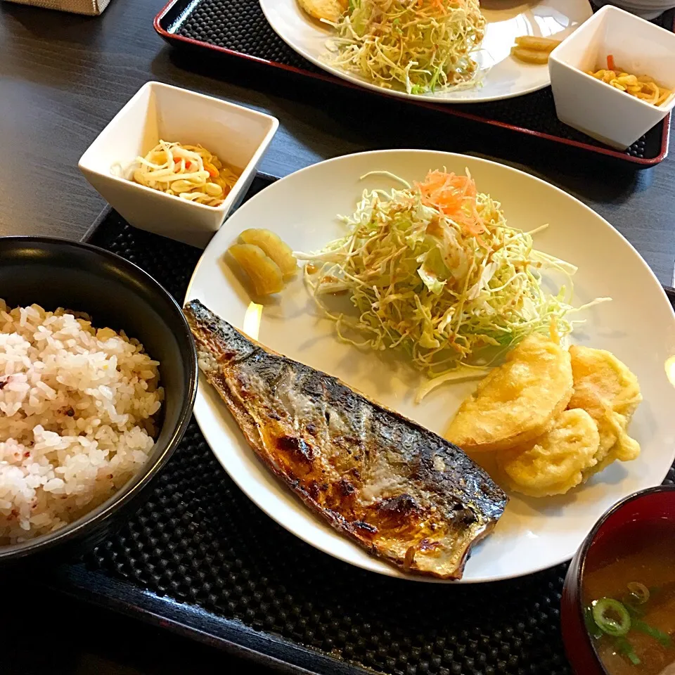 Snapdishの料理写真:ドライブでランチ♬ (▰˘◡˘▰)☝︎ #お昼ごはん #昼ごはん #lunch #滋賀 #ドライブ #定食|Yoshinobu Nakagawaさん