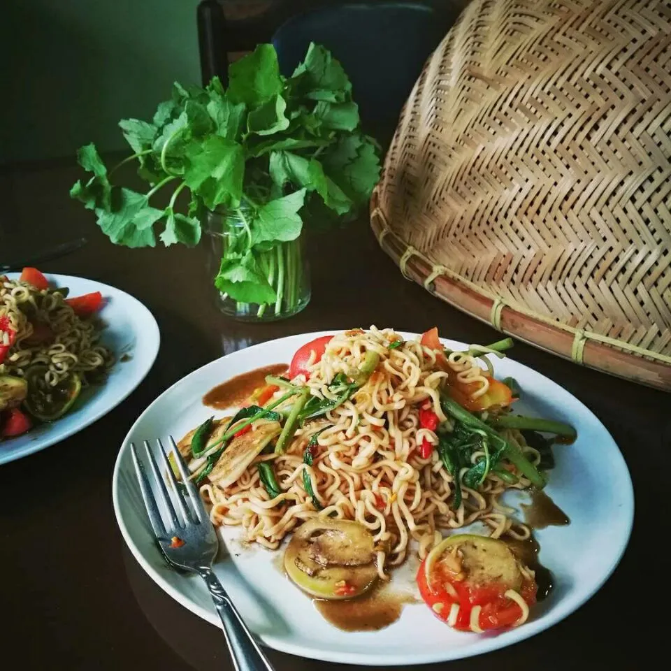 Isan spicy salad mixed with instant noodles #eatinthai|Eat in Thaiさん