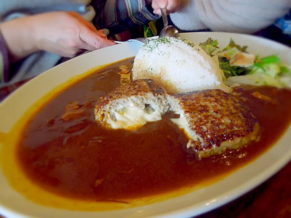 山形蔵王スキー場 三五郎小屋
トロッとチーズが出てくる
ハンバーグカレー|Takeshi  Nagakiさん