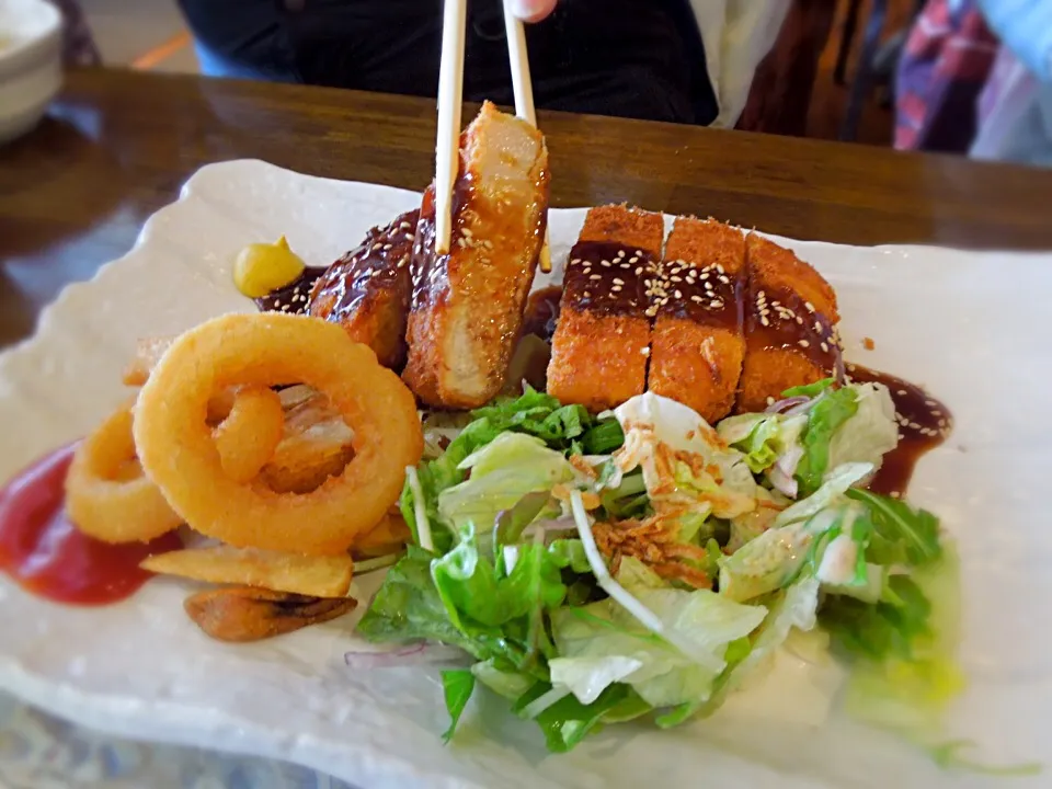 Snapdishの料理写真:山形蔵王スキー場 三五郎小屋
肉厚カツ定食|Takeshi  Nagakiさん