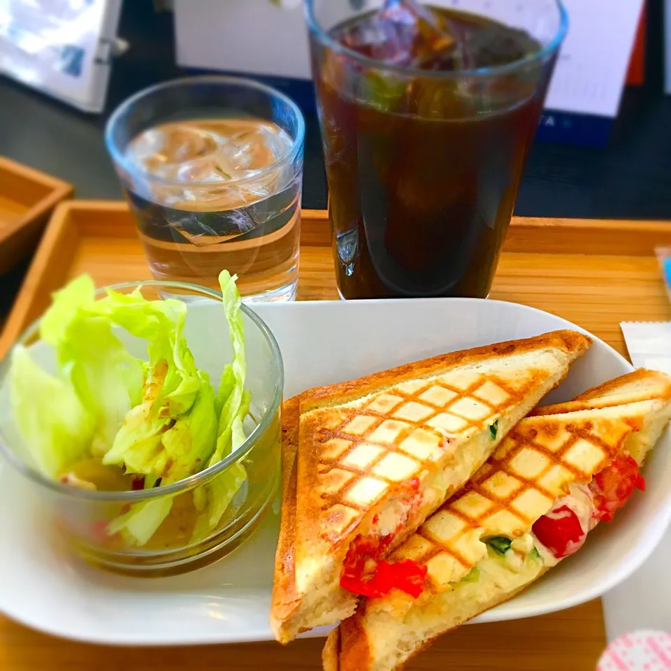 Snapdishの料理写真:トパンガ ホットサンド ランチ💓 
選べるホットサンドは、 
「ツナとキュウリのマヨネーズ味」 👍💓🤤|manaapさん