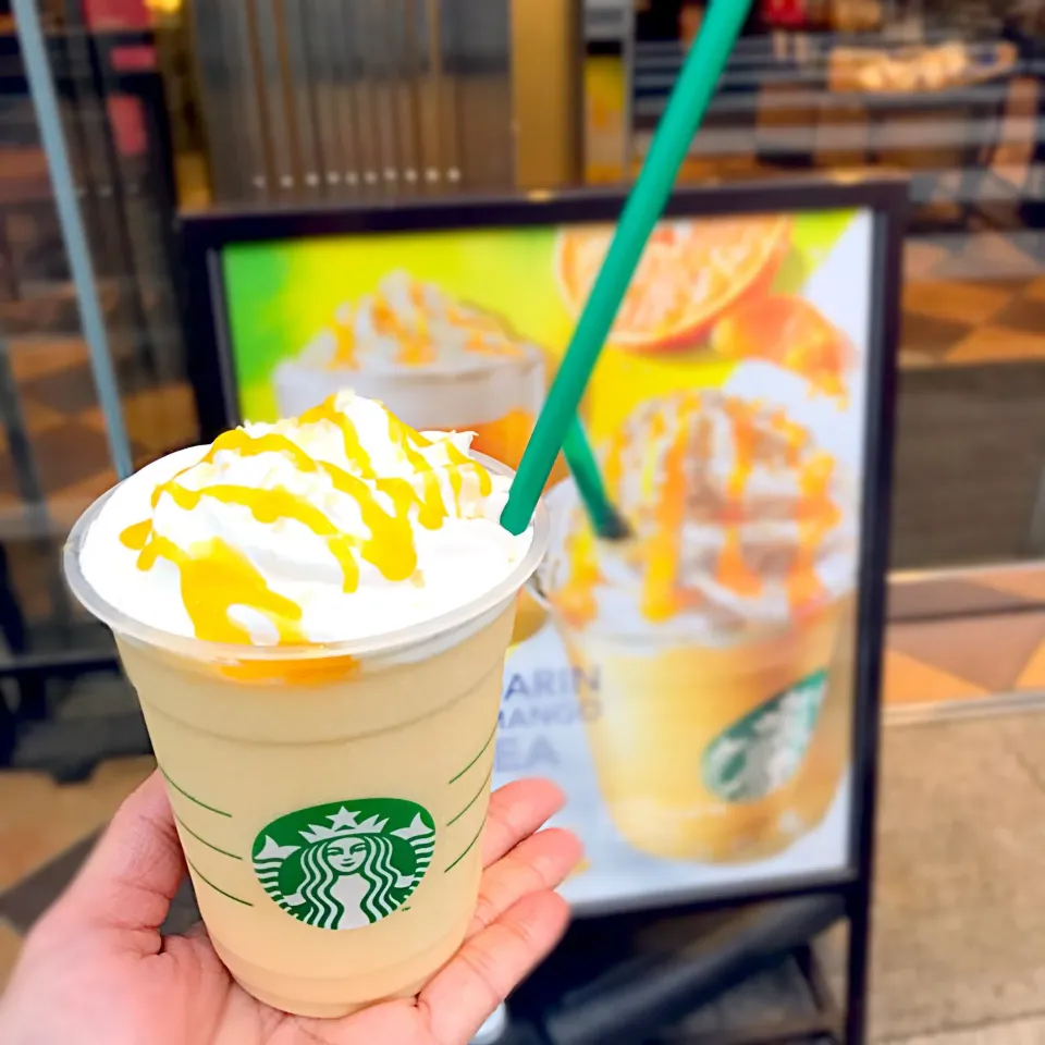 Snapdishの料理写真:スターバックスの
サンシャイン マンダリン マンゴー ティー フラペチーノ®😋|ジヨ美さん