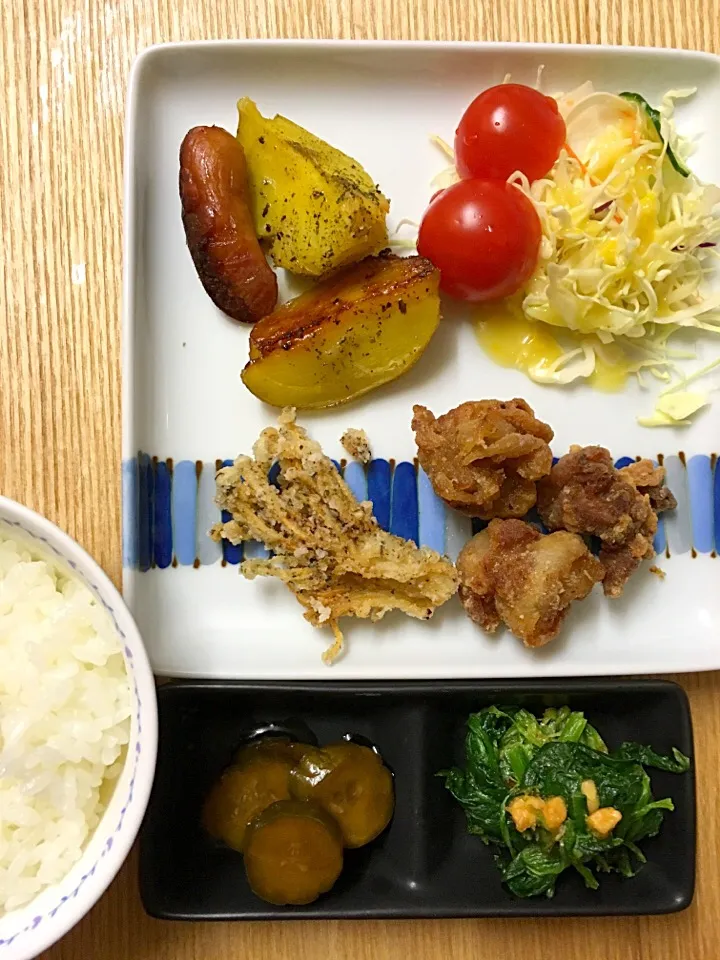 豚こま唐揚げ、えのき揚げ、ソーセージとポテトグリル、サラダ、ほうれん草のピーナッツバター和え、自家製きゅうりのQちゃん、ご飯

#ムスメご飯|mossan＠OSAKAさん