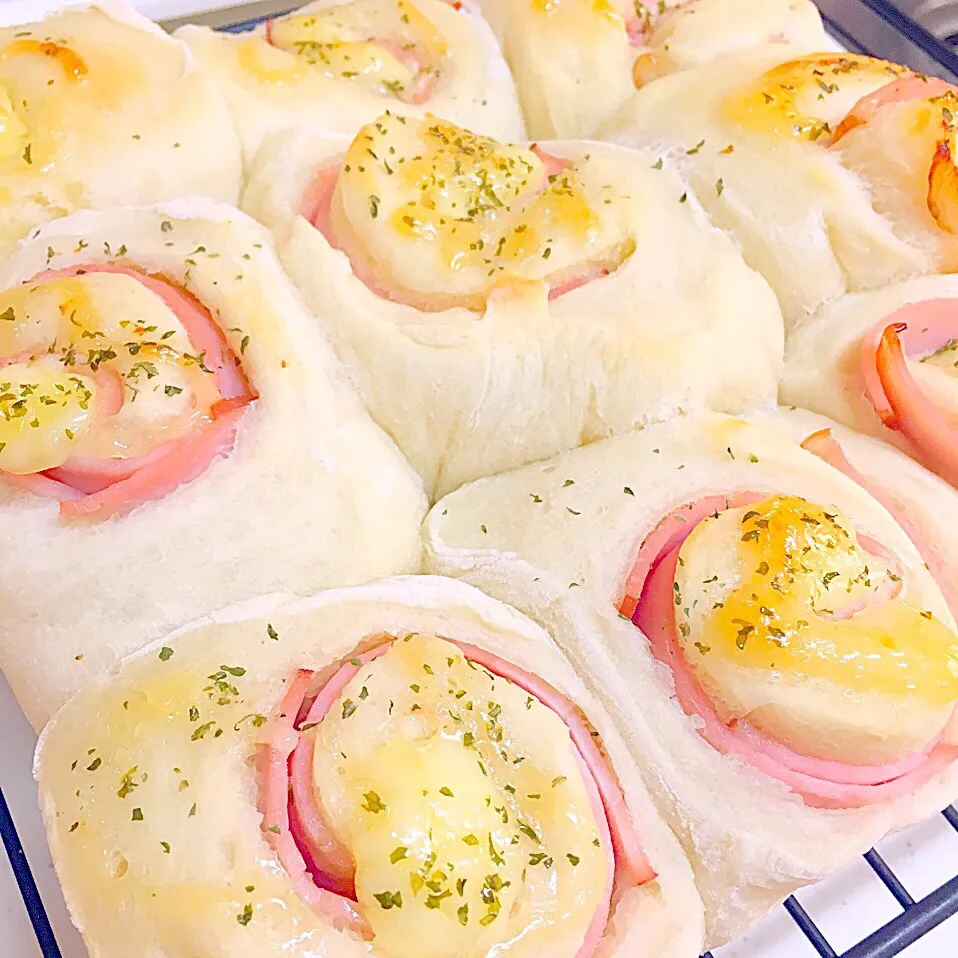 バターの代わりにアレルゲン除去のマーガリンを使ってハムマヨパン🍞💓|ゆちょんさん