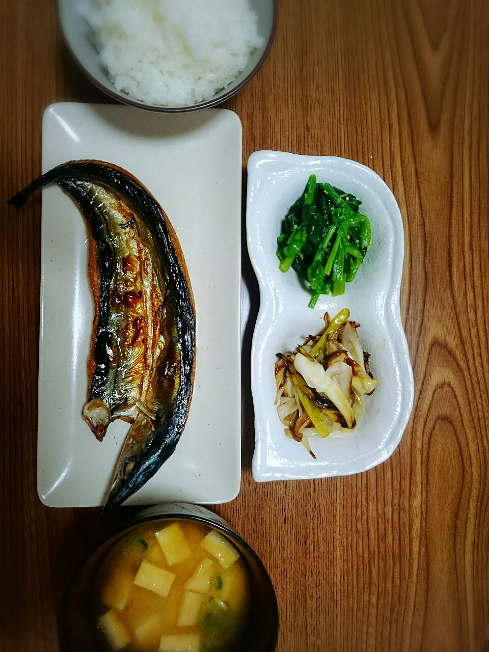 ・秋刀魚の干物
・ほうれん草の胡麻和え
・白ネギと椎茸の塩バターソテー
・豆腐の味噌汁|ようかんさん