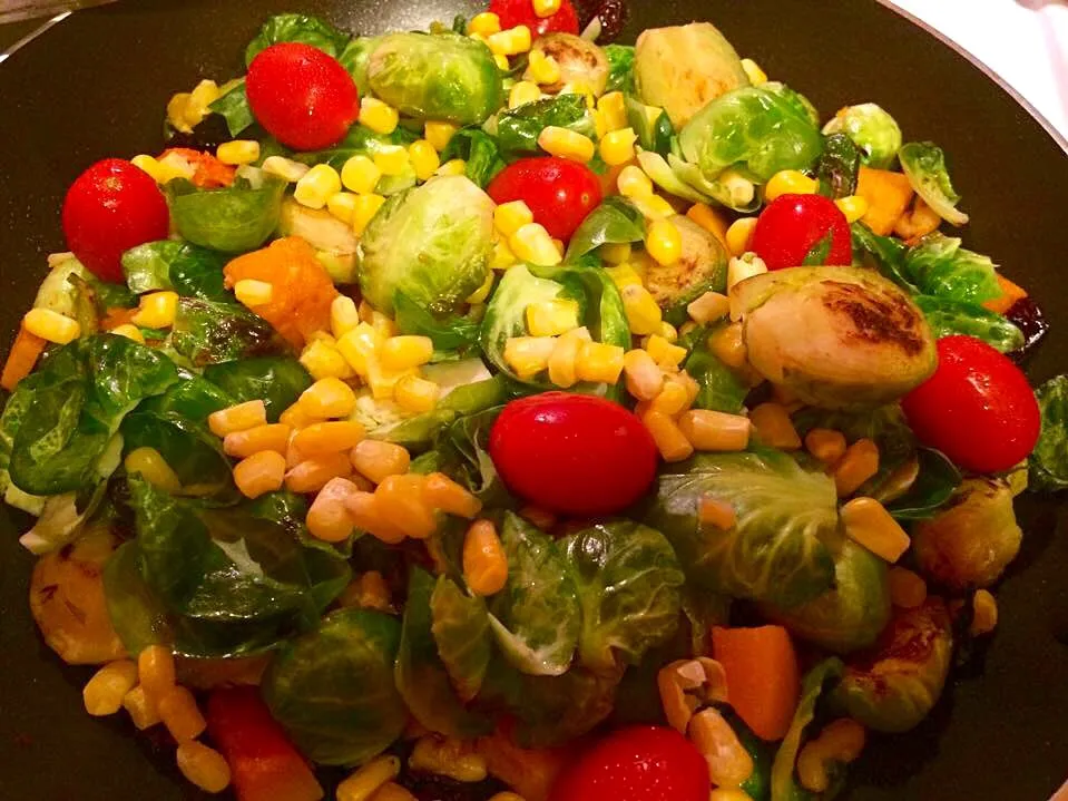 Pan roasted veggies ~ Brussels sprouts,
Butternut squash, grape tomatoes, corn, walnuts & cranberries|🌺IAnneさん