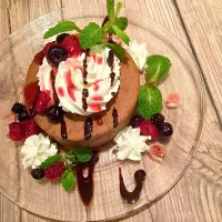 Snapdishの料理写真:ベリーソースのチョコパンケーキ|David's Cafeさん