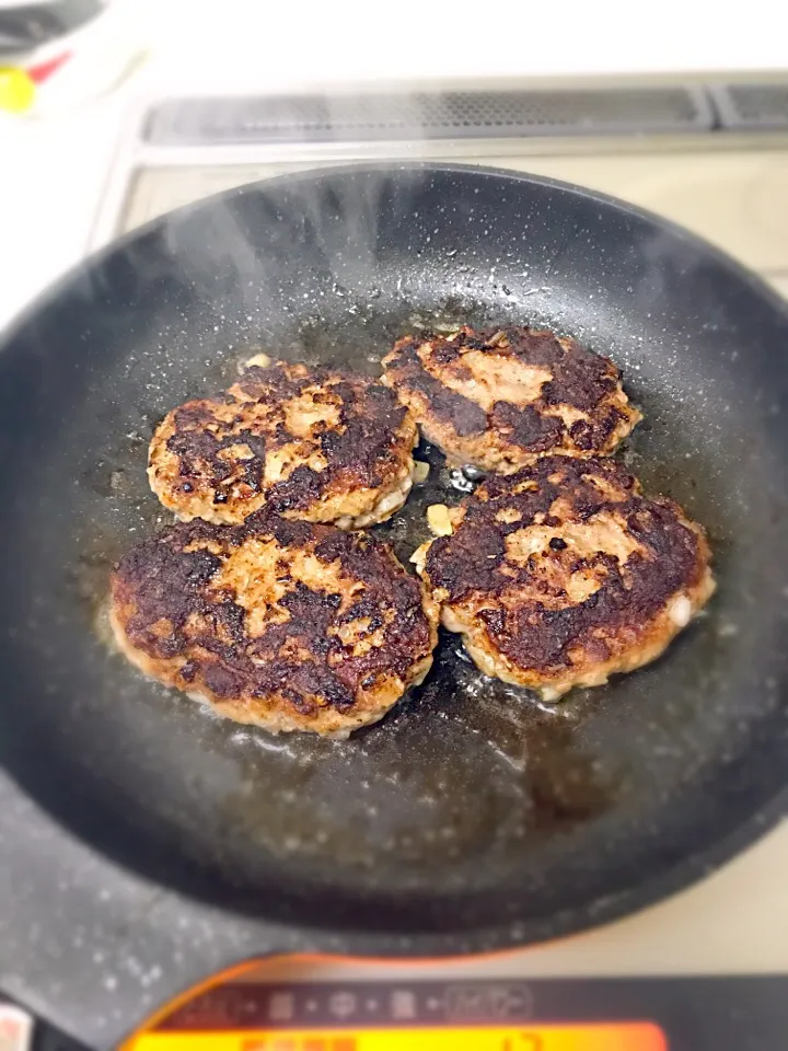 びっくり風のハンバーグ焼いてます。|ツツヤンさん