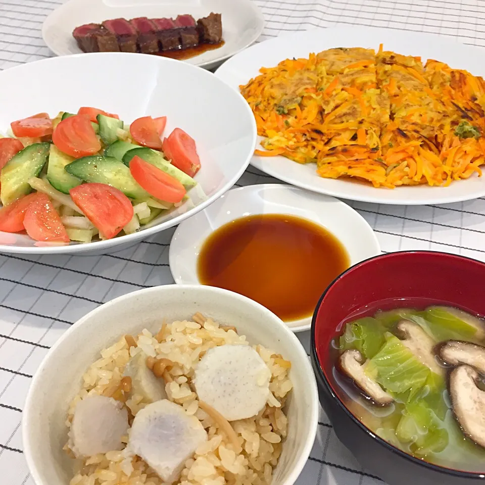 Snapdishの料理写真:なめ茸と里芋の炊き込みご飯😊💕 人参チヂミ😙 遠くの方に見えるステーキは旦那君が食べたがったから仕方なく😤|ヨッチャンさん