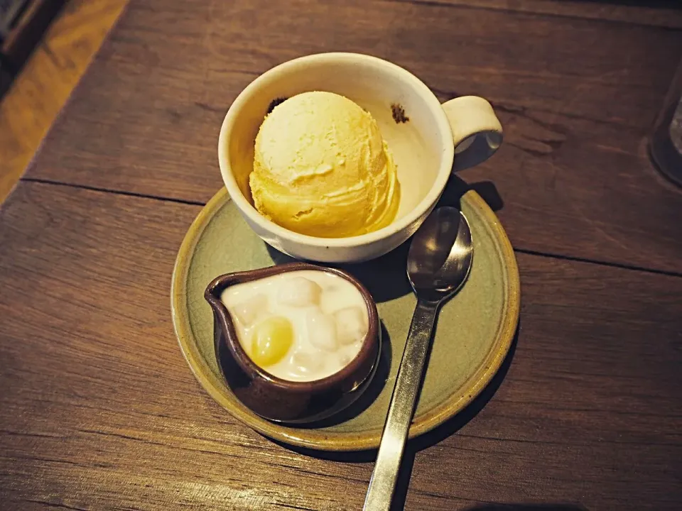 Salted Yolk Egg serve with Taro Dumpling|Jeab Lertさん