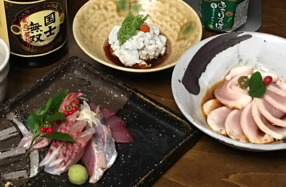 今日のほろ酔いセット
     刺身切り落とし
      おじさんと
     ジューガジラー
  セーイカビラビラ
ポン酢 赤おこりんぼ
     鶏むね肉タタキ
ポン酢  青おこりんぼ

旭川  国士無双 大吟醸|ちゅら夏さん