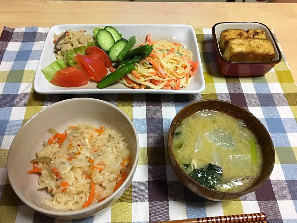 炊き込み御飯
味噌汁
パスタサラダ
卯の花
トマト🍅キュウリ
揚げ出し豆腐|みなと未来★さん