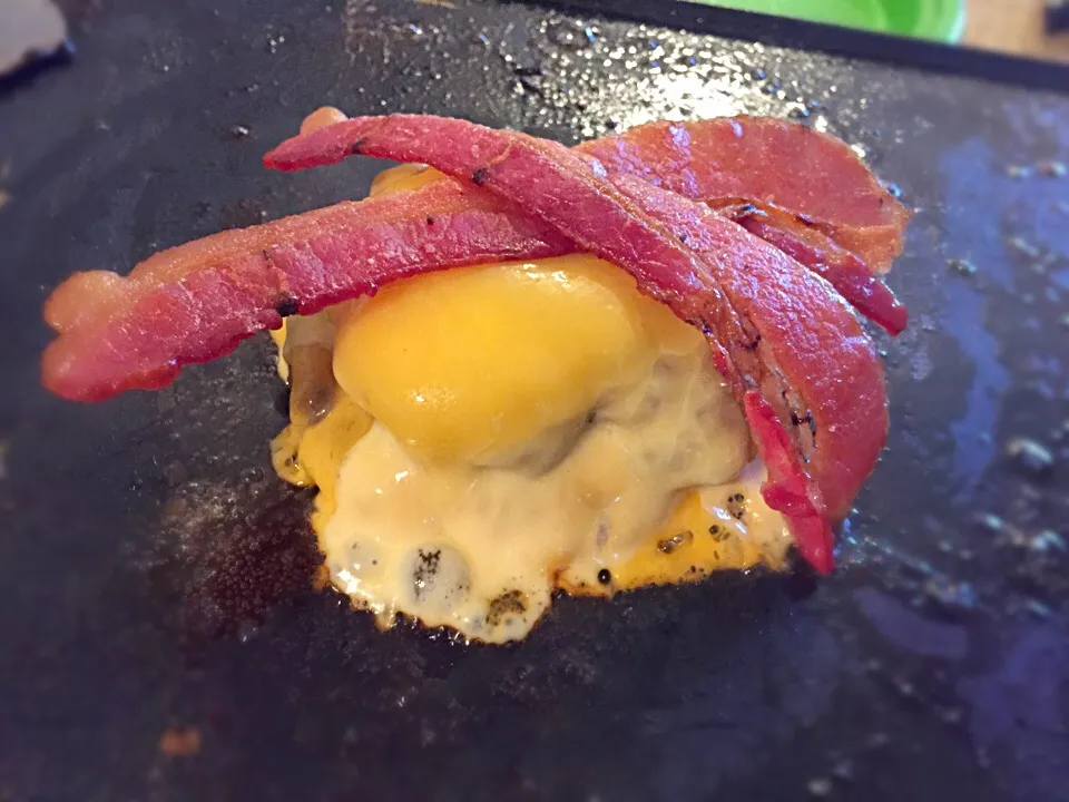 Bacon Cheeseburger on the flat top|TJ McAfoosさん