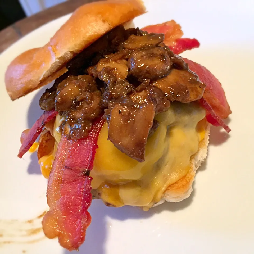 Bacon double cheeseburger with sautéed whiskey mushrooms|TJ McAfoosさん