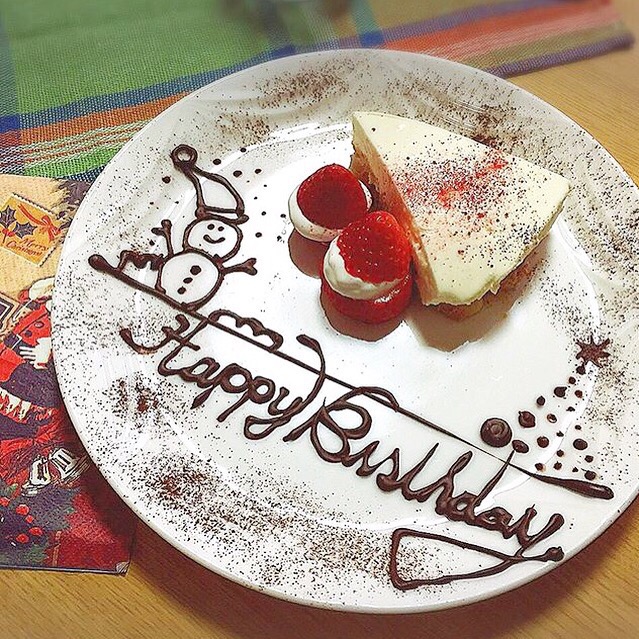 バースデープレート 昔の写真が出てきたー バースデープレートバースデーケーキ誕生日誕生日ケーキレアチーズケーキチーズケーキチョコペンクリスマスバージョン/まちゃ  | Snapdish[スナップディッシュ] (ID:zGPn9a)