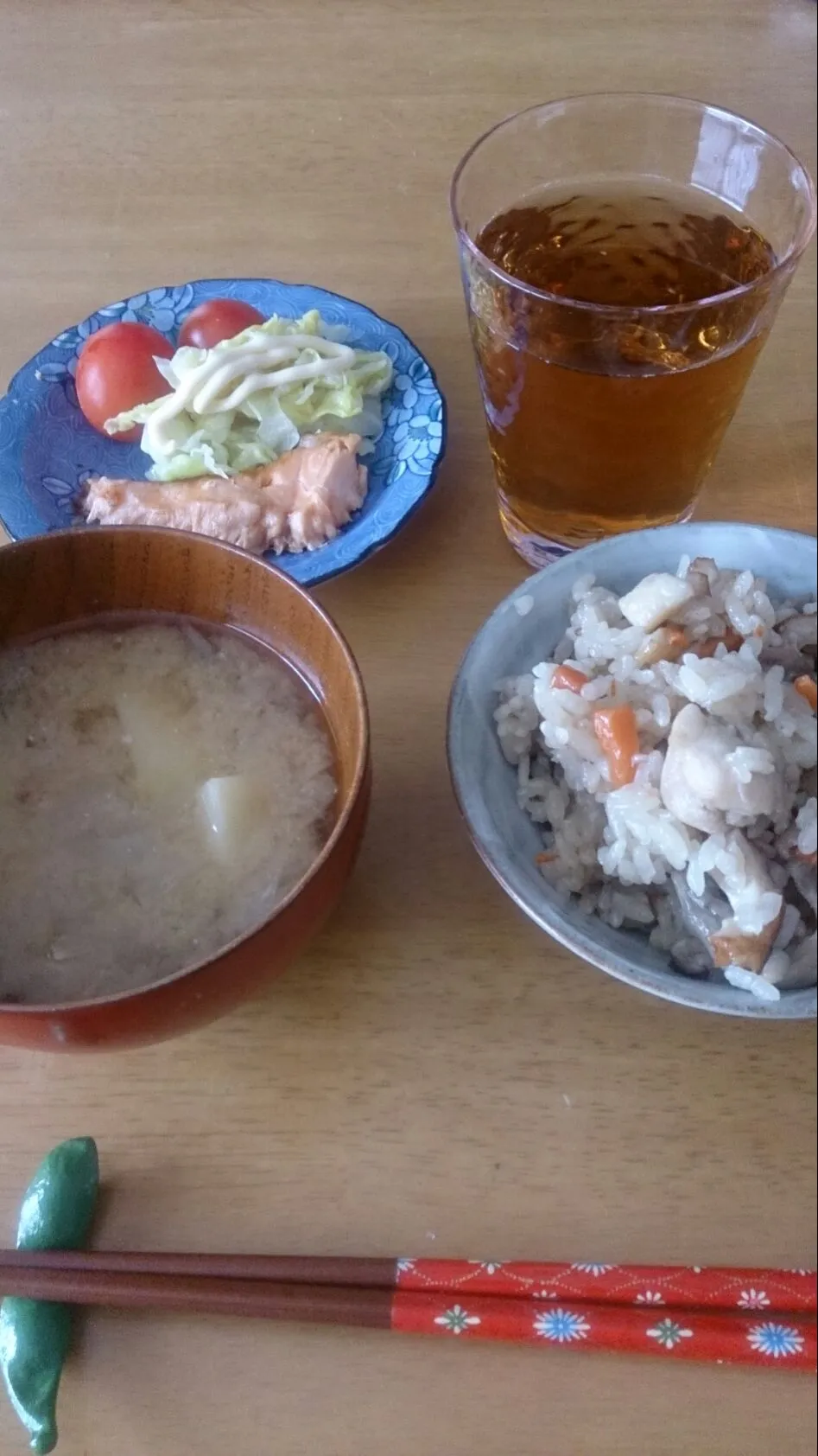 炊き込みご飯とじゃがいもと玉ねぎの味噌汁♪|しまだ ちえこさん